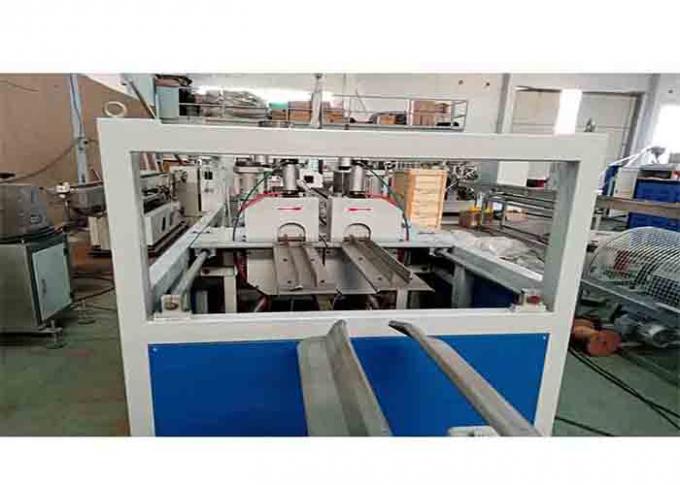 200kg / H PVC آلة الأنابيب البلاستيكية 37kw قناة استنزاف المياه التوأم الطارد 1