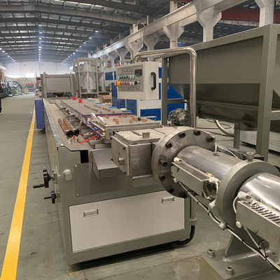 سعر جيد 80kg / H 1200mm الخشب البلاستيك WPC مجلس خط إنتاج المسمار التوأم المخروطي الانترنت