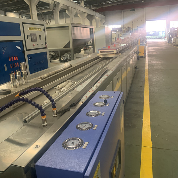 250mm 400kg / H WPC الشخصي خط إنتاج التوأم برغي الطارد 0