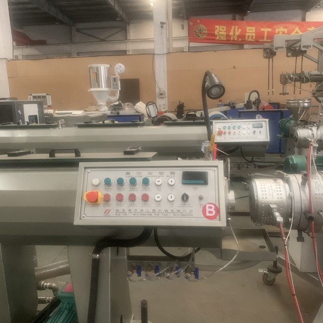 180kg / H Hdpe الأنابيب الطارد خط إنتاج آلة البثق فراغ تشكيل 5