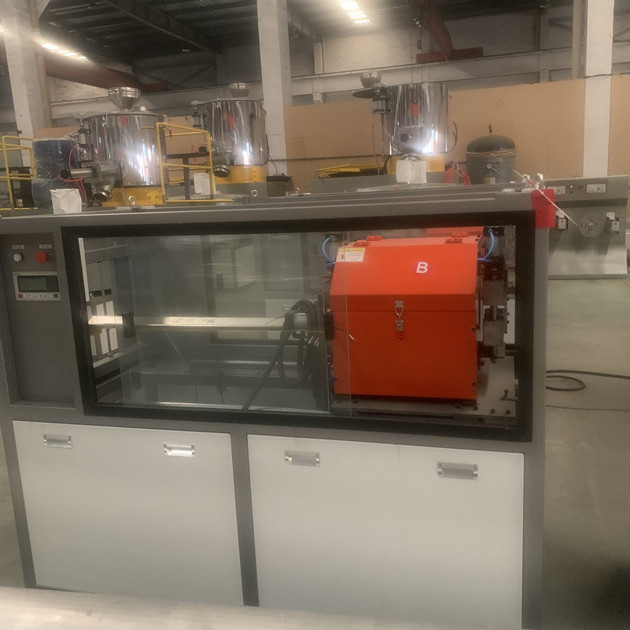 آلة الأنابيب البلاستيكية PE 100kg / H الأوتوماتيكية بالكامل مع العاكس ABB 4