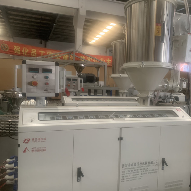 آلة الأنابيب البلاستيكية PE 100kg / H الأوتوماتيكية بالكامل مع العاكس ABB 0