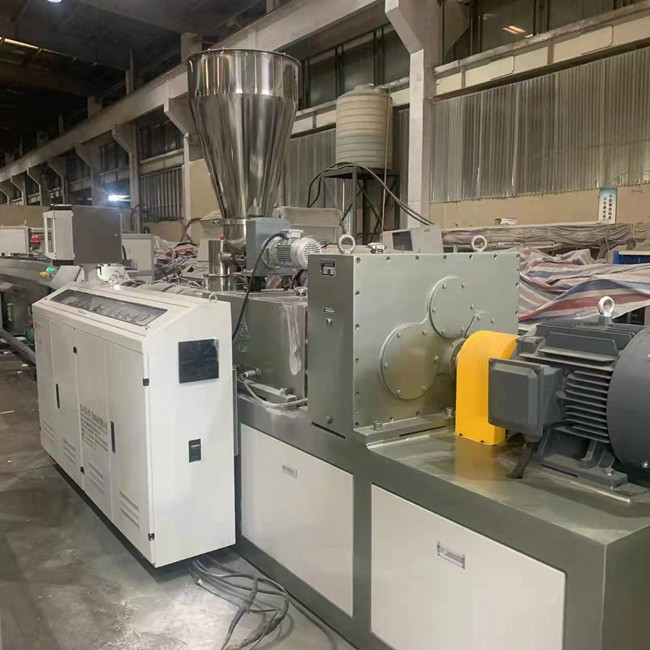 50kg / H PVC آلة أنبوب 65mm المسمار قطره نوع قطع الكواكب 4